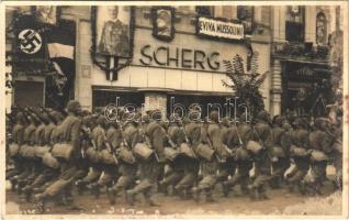 1940 Kolozsvár, Cluj; bevonulás, Eviva Mussolini, Hitler, Horthy és Mussolini arcképe Scherg üzlete fölött, horogkeresztes zászló / entry of the Hungarian troops, swastika flag. Original photo (fl)