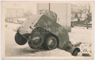 1939 Munkács, Mukacheve, Mukachevo, Mukacevo; Január 6-án orosz végen elfogott cseh tank árokba borulva, télen. Locker műterem / captured Czech tank in winter. photo