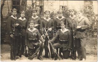 Magyar Királyi Folyamőrség matrózai szuronypuskákkal / Mariners of the Hungarian Royal River Guard with guns. photo