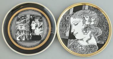 2 db Hollóházi Szász Endre által tervezett porcelán falitányér, matricás. Jelzett, apró kopásokkal. d: 16 cm.