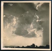 cca 1936 Kinszki Imre (1901-1945) budapesti fotóművész hagyatékából 1 db jelzés nélküli vintage fotó (felhők), 5,6x5,7 cm