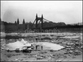 cca 1933 Kinszki Imre (1901-1945) budapesti fotóművész hagyatékából 1 db jelzés nélküli vintage NEGATÍV (Erzsébet híd és a zajló Duna), 6x7,8 cm