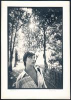 cca 1982 Tóth István székesfehérvári fotóművész aláírt vintage fotóművészeti alkotása (Zsuska), a tétel külön érdekessége, hogy egy másik fénykép hátoldalára ragasztotta fel a szerző, a hátoldalon apáca látható, 21,2x14,5 cm, hátlap 25,5x18 cm