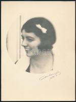 1932 Orphanidesz János (1876-1939) aláírásával jelzett vintage fotóművészeti alkotás, művészfólián keresztül másolva (Modern nő portréja), képméret 17x12 cm, papírméret 24x18 cm
