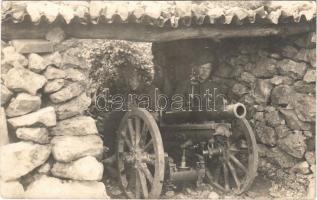 Első világháborús osztrák-magyar katonák fedezékben 8 cm-es tábori löveggel / K.u.K. 8cm Feldkanone M5 / WWI Austro-Hungarian military cannon. photo