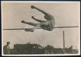 cca 1920 Kerny István (1879-1963) budapesti fotóművész hagyatékából 1 db jelzés nélküli vintage fotó, (nem ez a felvétel vált később ismertté a különféle fotókiállításokon), 6x8,5 cm