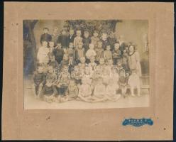 cca 1910 Hódmezővásárhely, Plohn József (1869-?) matricájával ellátott vintage fotó, óvodások csoportképe, 11x16 cm, karton 17x21,5 cm