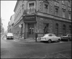 1981 Budapest, VII. ker., Dob u. 80. sz. alatt levő gyógyszertár külső és belső felvételei, 9 db professzionális minőségű vintage NEGATÍV, 6x7 cm