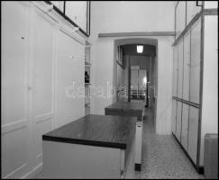 1981 Budapest, VII. ker., Dob u. 80. sz. alatt levő gyógyszertár külső és belső felvételei, 9 db pro...