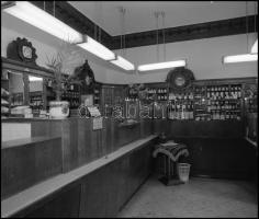 1981 Budapest, VII. ker., Dob u. 80. sz. alatt levő gyógyszertár külső és belső felvételei, 9 db pro...