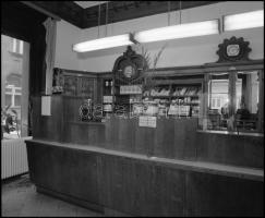 1981 Budapest, VII. ker., Dob u. 80. sz. alatt levő gyógyszertár külső és belső felvételei, 9 db pro...