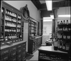 1981 Budapest, VII. ker., Dob u. 80. sz. alatt levő gyógyszertár külső és belső felvételei, 9 db pro...