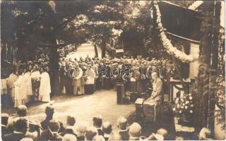 1910 Ferenc József császár ünnepi fogadáson papokkal / Franz Joseph in a festive reception with priests. photo (Rb)