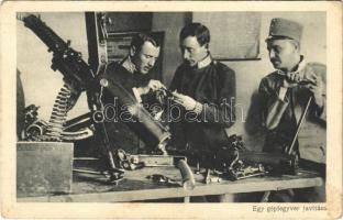 Egy gépfegyver javítása. Az Érdekes Újság kiadása / WWI Austro-Hungarian K.u.K. military, soldiers repairing a machine gun (EK)