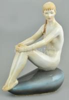 Kavicson ülő nő, színesen festett prcelán, Jelzés nélkül, kopott, sérült, m: 31 cm