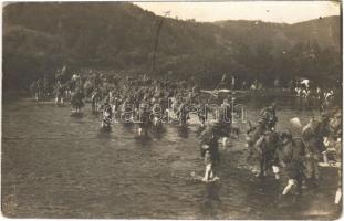 Első világháborús osztrák-magyar katonák átkelnek a Dnyeszter folyón / WWI K.u.k. military, Austro-Hungarian soldiers crossing the Dnister river. photo (EK)