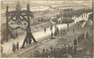 1918 Első világháborús osztrák-magyar katonák a román határon, díszkapu amin a román foglyok jönnek haza / WWI K.u.k. military, Austro-Hungarian soldiers waiting for the Romanian POWs coming home under the decorated gate. photo + "M. kir. székesfehérvári 17. népfelkelő gyalog ezred"