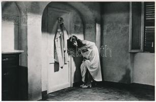 1971 Monica Vitti filmszínésznő a ,,Nászéjszaka a börtönben c. filmben, 1 db produkciós filmfotó Pánczél György (1920-?) filmtörténész hagyatékából, film- és színházifotó gyűjteményéből, 15,5x24 cm