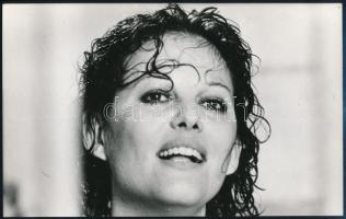 1975 Claudia Cardinale filmszínésznő a ,,Libera, szerelmem c. film egyik jelenetében, 1 db produkciós filmfotó Pánczél György (1920-?) filmtörténész hagyatékából, film- és színházifotó-gyűjteményéből, 15x23,6 cm