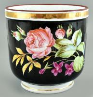 Díszkaspó, kézzel festett és aranyozott porcelán, rózsamotívummal és fekete fonddal. jelzés nélkül, kopott, máz repedt. m: 17 cm, d: 17 cm