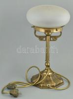 Historizáló réz asztali lámpa, metszett, csiszolt üveg búrával, működő állapotban, m: 41 cm