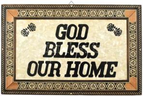 God bless our home feliratú fa tábla, intarziás, apró sérülésekkel. 28x18 cm