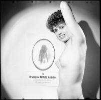 1985 Kiállításmegnyitón, Menesdorfer Lajos (1941-2005) budapesti fotóművész hagyatékából 5 db vintag...