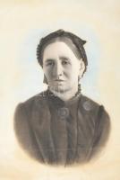 Olvashatatlan jelzéssel, XIX sz. végén/XX. elején működött festő alkotása: Női portré, 1899. Szén, kréta, papír. Sérült 57,5×40,5 cm