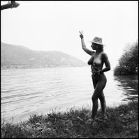 1987 Vízparti fotózáson, Menesdorfer Lajos (1941-2005) budapesti fotóművész hagyatékából 5 db vintag...