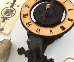 Ősóra másolat, fa óra összeszerelt állapotban, eredeti gyári dobozában, 38x21x14cm