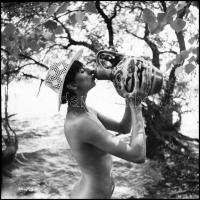 1987 A lány és a korsó esete, Menesdorfer Lajos (1941-2005) budapesti fotóművész hagyatékából, 3 db ...