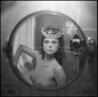 Különféle helyszíneken, eltérő időpontokban és több aktmodell közreműködésével készült felvételek, Menesdorfer Lajos (1941-2005) budapesti fotóművész hagyatékából, 21 db vintage NEGATÍV, 6x6 cm