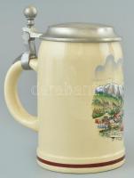 Német kerámia söröskorsó ón fedéllel, Oberstdorf látképével díszítve, részben kézzel festett, jelzet...