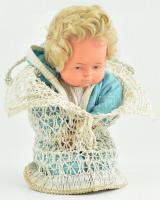Retró baba, 1970 körül, kaucsuk, műanyag, szövet, felhúzókulccsal, hálós tartóban, korának megfelelő állapotban, m: 28 cm