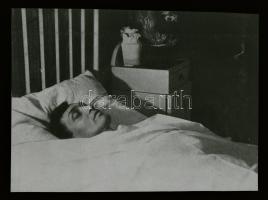 1919 Ady Endre (1877-1919) költő a halottas ágyán, Fekete György (1904-1990) budapesti fényképész hagyatékából, ismeretlen képi forrásról készült 1 db NEGATÍV, 2,8x3,9 cm