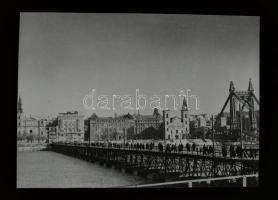 1945 Budapest, a németek által felrobbantott Erzsébet híd mellett épült ideiglenes pontonhíd, Kotnyek Antal (1921-1990) budapesti fotóriporter hagyatékából, ismeretlen képi forrásról készült 1 db NEGATÍV, 2,1x3 cm