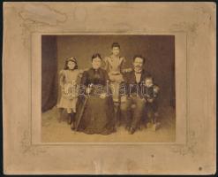 cca 1880 Családi fotó jelzés nélkül, 12,2x15,3 cm, karton (vízfoltos, alul kissé gyűrött) 20x24,8 cm