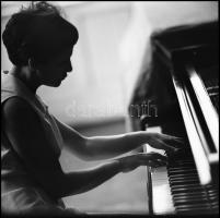 cca 1968 Sirokai Zsuzsanna zongoraművészről készült felvételek, Kotnyek Antal (1921-1990) budapesti ...