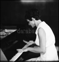 cca 1968 Sirokai Zsuzsanna zongoraművészről készült felvételek, Kotnyek Antal (1921-1990) budapesti ...