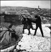 cca 1969 Bitskey Tibor (1929-2015) a Nemzet Színésze az egri várban két színésztársával, Kotnyek Antal (1921-1990) budapesti fotóriporter hagyatékából 12 db vintage NEGATÍV, 6x6 cm