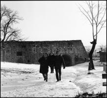 cca 1969 Bitskey Tibor (1929-2015) a Nemzet Színésze az egri várban két színésztársával, Kotnyek Ant...