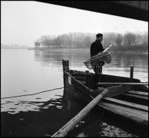 1969 Halászokról készült fotóriport, Kotnyek Antal (1921-1990) budapesti fotóriporter hagyatékából 11 db vintage NEGATÍV, 6x6 cm