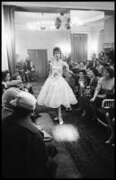 cca 1967 Budapesti divatbemutató, Kotnyek Antal (1921-1990) budapesti fotóriporter hagyatékából 14 d...