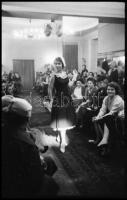 cca 1967 Budapesti divatbemutató, Kotnyek Antal (1921-1990) budapesti fotóriporter hagyatékából 14 d...