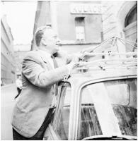 cca 1969 Básti Lajos (1911-1977) Kossuth-díjas színművészről készült felvételek az autója mellett, a színházi riporton Sulyok Máriával szerepel, Kotnyek Antal (1921-1990) budapesti fotóriporter hagyatékából 30 db vintage NEGATÍV, 6x6 cm