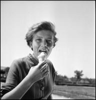 cca 1970 Moór Marianna feliratú negatívtartó tasakban 15 db vintage NEGATÍV Kotnyek Antal (1921-1990...