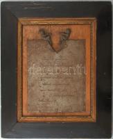 Hegyi Emánuel (1877-1944) jogász, zongoraművész, a Zeneművészeti Főiskola zongora tanárának, a tanítványai által adományozott emlékplakett, hadiárvák neveltetése céljából, 1916. Fémlemez, puttó figurákkal plasztikusan díszített, falemezre applikálva, jelzés nélkül, kopott. Korabeli, kopott fa keretben. 25x18 cm
