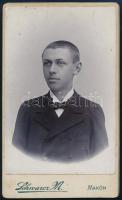 cca 1900 Fiatal fiú portréja, keményhátú fotó Schwarz makói műterméből, 10,5×6,5 cm