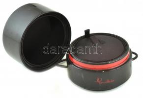 Pomellato gyűrűtartó doboz, műanyag, fekete és vörös színben, kis kopásnyomokkal, m: 7,5 cm, d: 7,5 ...