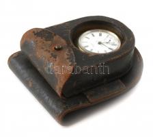 New Era NY vadász zsebóra, számlapon hajszálrepedéssel, bőr tartóval, övre akasztható. Működő, jó ál...